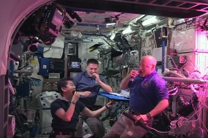 Astronautas comen lechuga espacial por primera vez.
