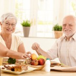 Muchas personas mayores no toman suficientes vitaminas, especialmente las que comen poco o no les gustan las frutas o las verduras.