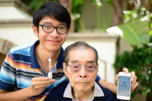 Kenneth Shimozuka con su abuelo y su gran idea para cuidar a las personas con  Alzheimer.