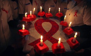 Medical students take part in a candlelight vigil during an AIDS awareness campaign on the occasion of World AIDS Day in the northern Indian city of Amritsar December 1, 2008. India has the world's third highest caseload with 2.5 million infections.  REUTERS/Munish Sharma   (INDIA)