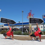 Greg Hakanson, de San Diego (izquierda) y Danny Partida (Derecha) haciendo acrobacias publicitarias