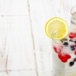 Añade trozos de fruta al agua para darle gusto y no aburrirte