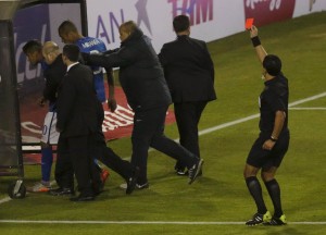 Neymar recibió la roja mientras el cuerpo técnico trataba de llevárselo a los vestuarios (REUTERS/Ueslei Marcelino)