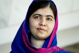 Hace tres años Malala recibió un disparo en la cabeza cuando los talibanes abrieron fuego contra el autobús en el que viajaba junto a otras escolares. La joven defiende la educación de menores en general y de las niñas en particular.