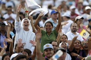 Feligreses esperan al papa Francisco (fotografía: REUTERS/Jose Miguel Gomez).