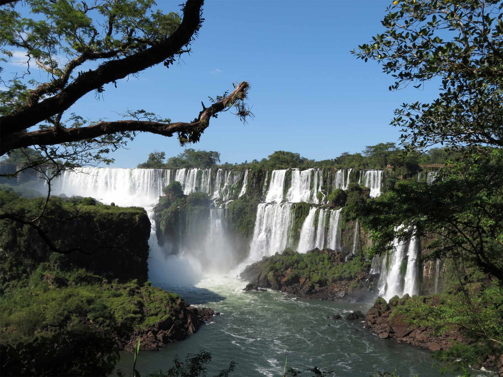 Las cataratas del Iguazú, situadas en la frontera entre Argentina y Brasil, son una atracción espectacular y una parada obligada en la visita al país.