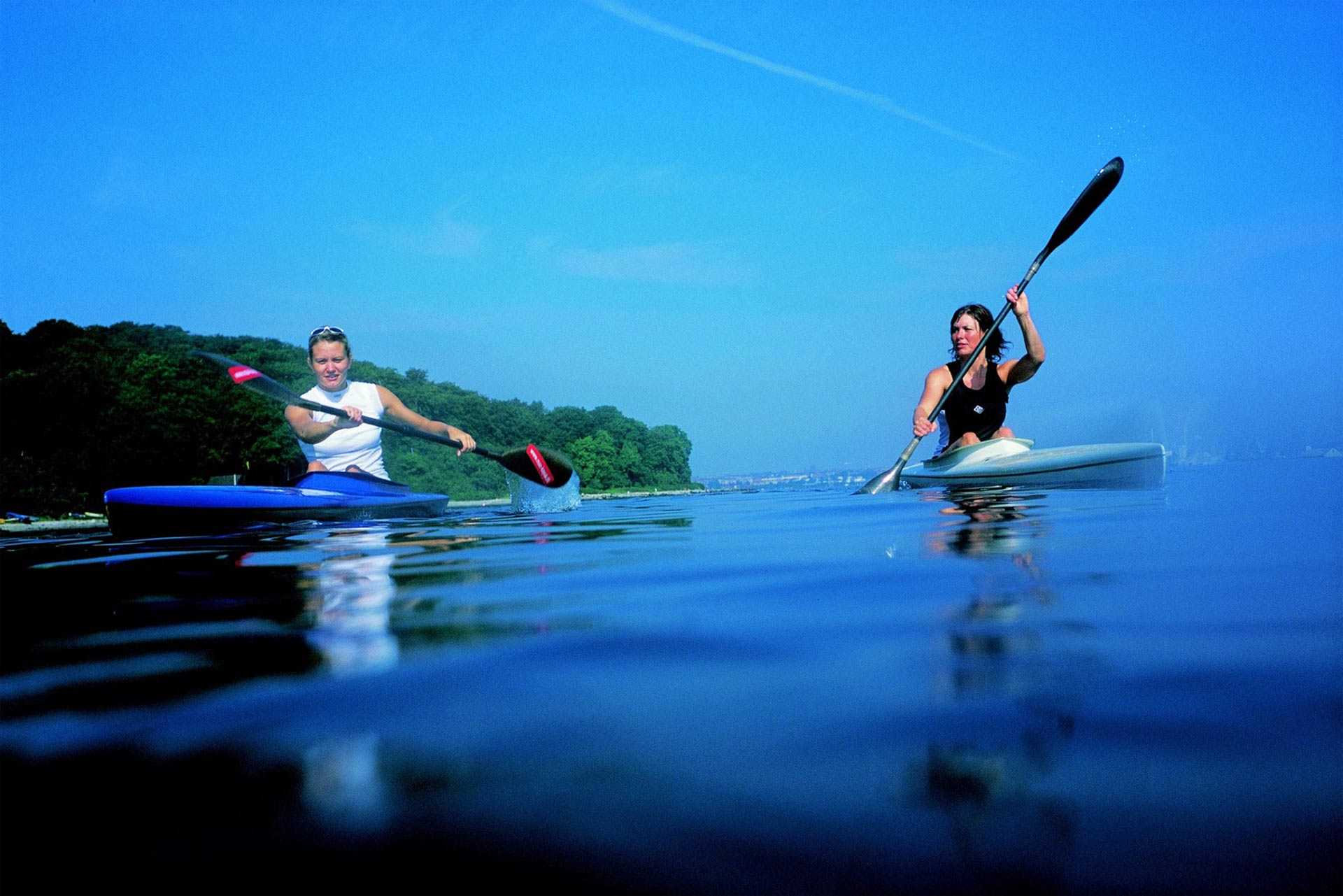 Los visitantes generalmente pasan mucho tiempo en el agua andando en kayak (Foto: VisitDenmark).