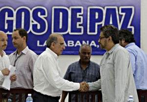 Jefe negociador del Gobierno de Colombia, Humberto de la Calle (izquierda) y el negociador de la FARC Iván Márquez (drecha) se dan la mano en La Habana el 12 de julio de 2015