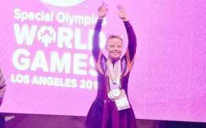 Paola Licini celebra su triunfo en las Olimpiadas Especiales 2015.