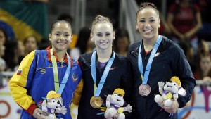 A la izquierda de la foto la venezolana posa con la medalla (REUTERS/Jeff Swinger-USA TODAY Sports)