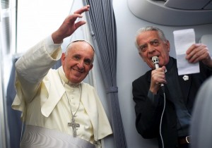 Papa Francisco a bordo del avión papal con el padre Federico Lombardi en Paraguay