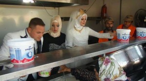 La pareja distribuyó la comida desde un camión de la organización de ayuda turca Kimse Yok Mu.