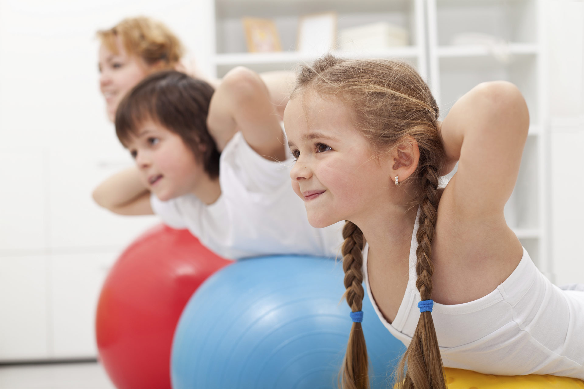 La actividad física estimula su bienestar y desarrollo integral. Además, los motivará a mantenerse activos cuando sean grandes
