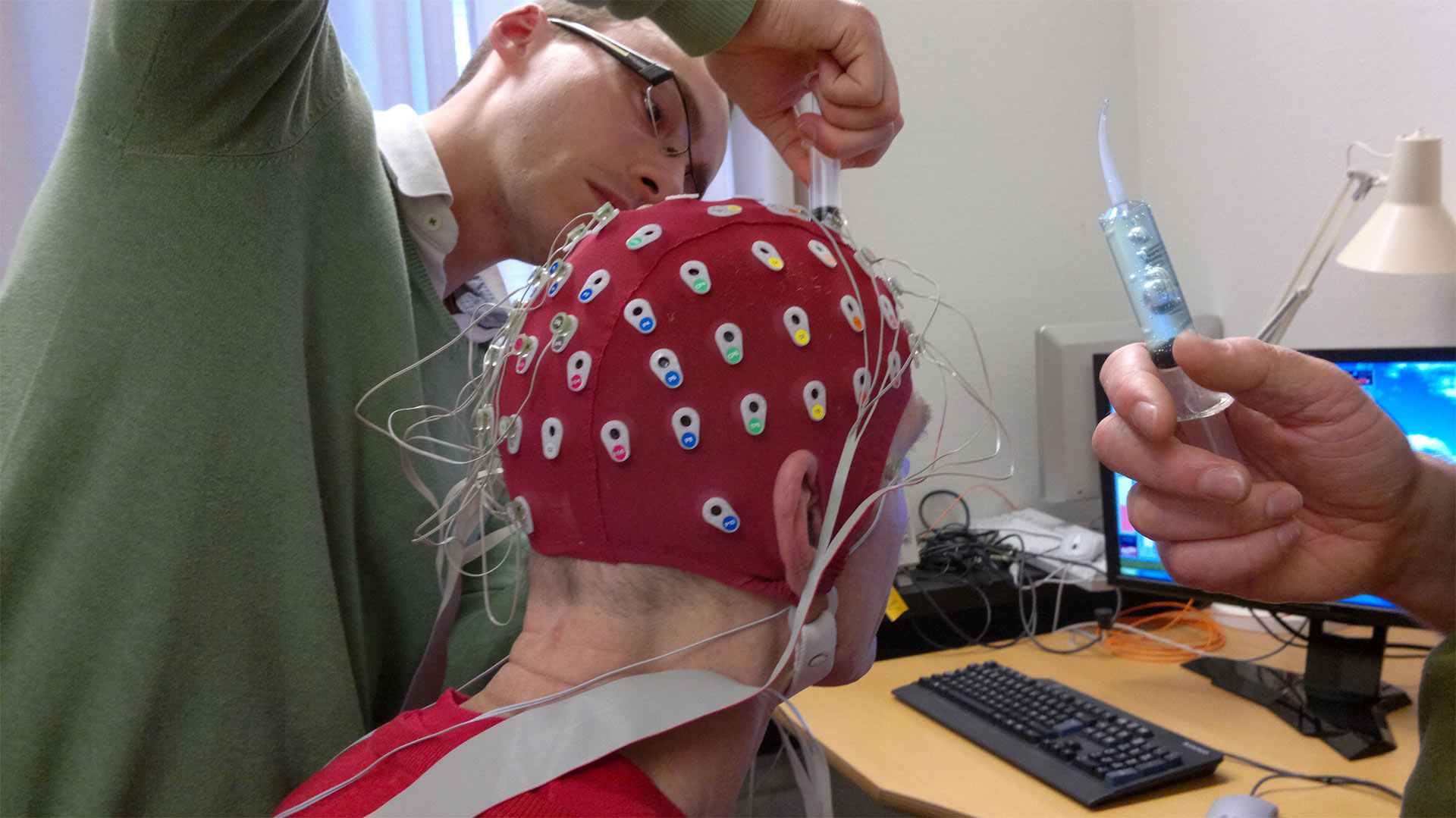 Investigadores crearon un aparato que conecta los impulsos cerebrales a las rodillas de pacientes que no pueden caminar