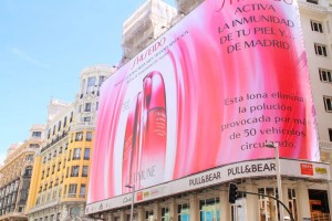 La lona publicitaria ecológica fue instalad este martes en Madrid.