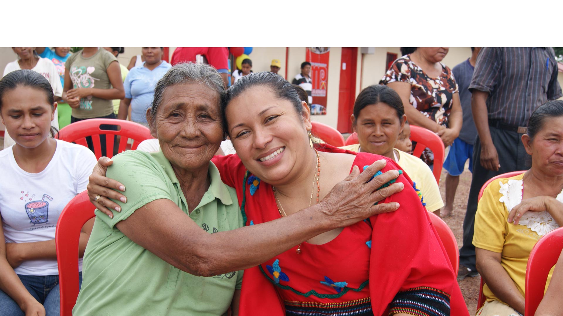Mujeres se reúnen en las plazas Bolívar