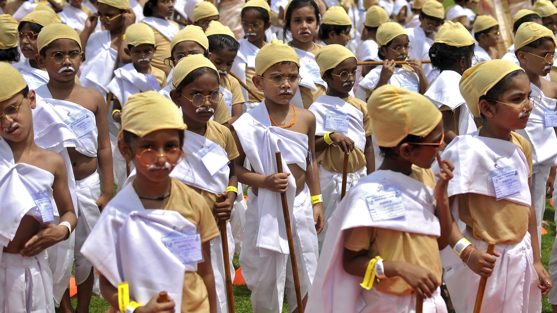 El objetivo es conmemorar su nacimiento y romper el Récord Guiness de 2013, cuando 2.955 personas se disfrazaron como el Mahatma