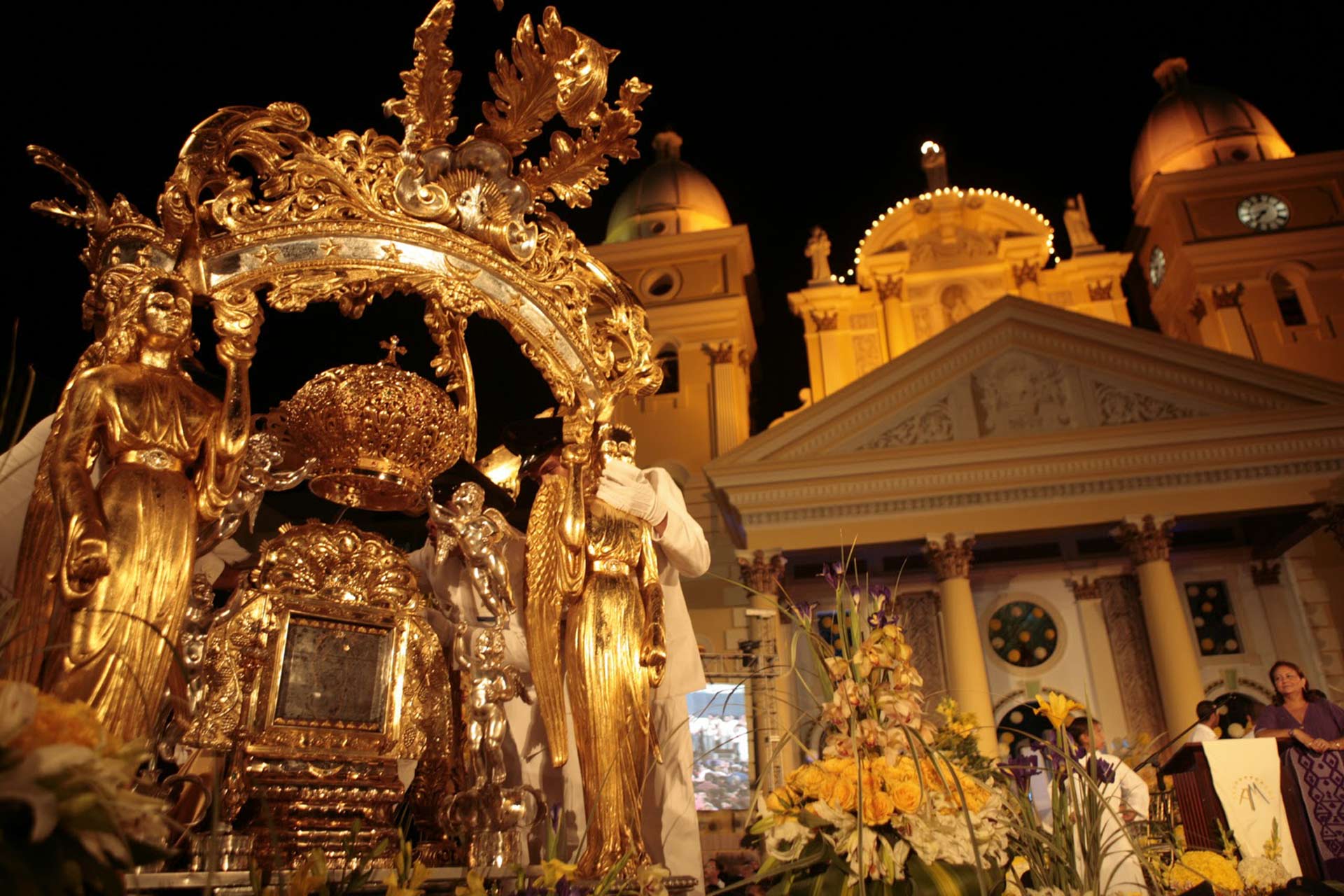 La sagrada imagen será acompañada por más de 700 servidores en un altar repleto de flores hasta la Basílica de San Juan de Dios
