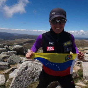 La felicidad embargó a la venezolana al alcanzar la cumbre más alta de Oceanía.