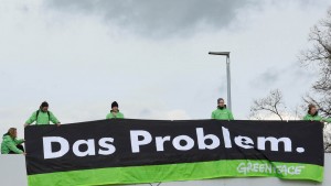 Activistas de Greenpeace despliegan cartel en sede de Volkswagen
