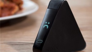 El dispositivo llamado Nima advierte que la comida contiene gluten con una cara triste, y que está libre del mismo con una cara feliz