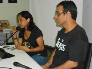 Héctor Torres junto a Lennis Rojas, en un conversatorio