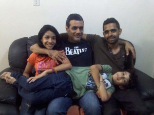 Héctor Torres con sus hijos