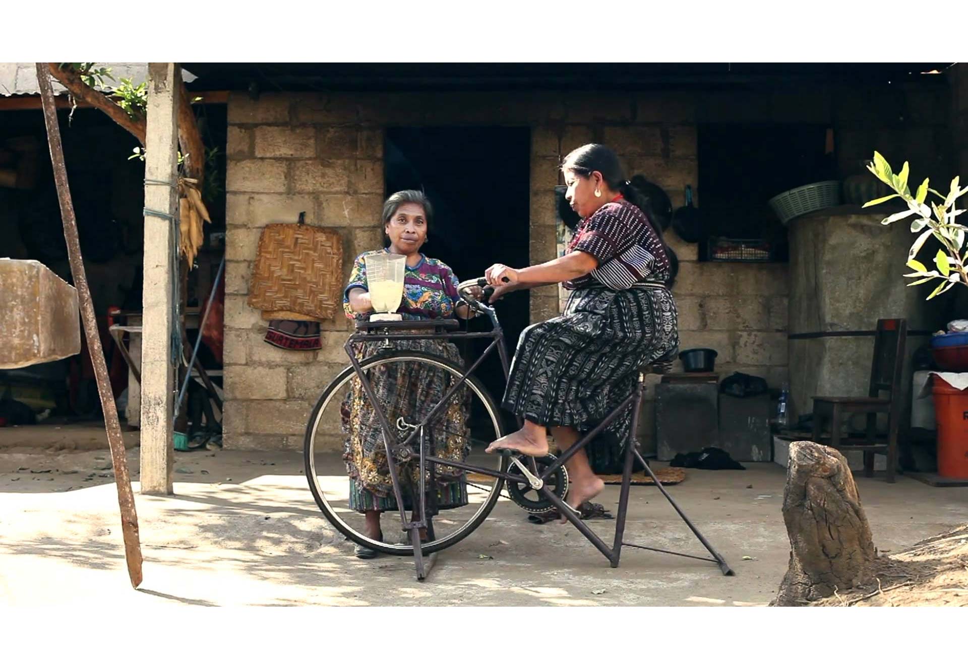 Son bicicletas que licuan alimentos y lavan ropa. Han ayudado a impulsar la comunidad de San Adrés Itzapa