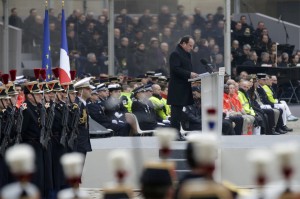 El presidente Hollande dirigió la ceremonia en homenaje a los caídos (REUTERS/Philippe Wojazer).