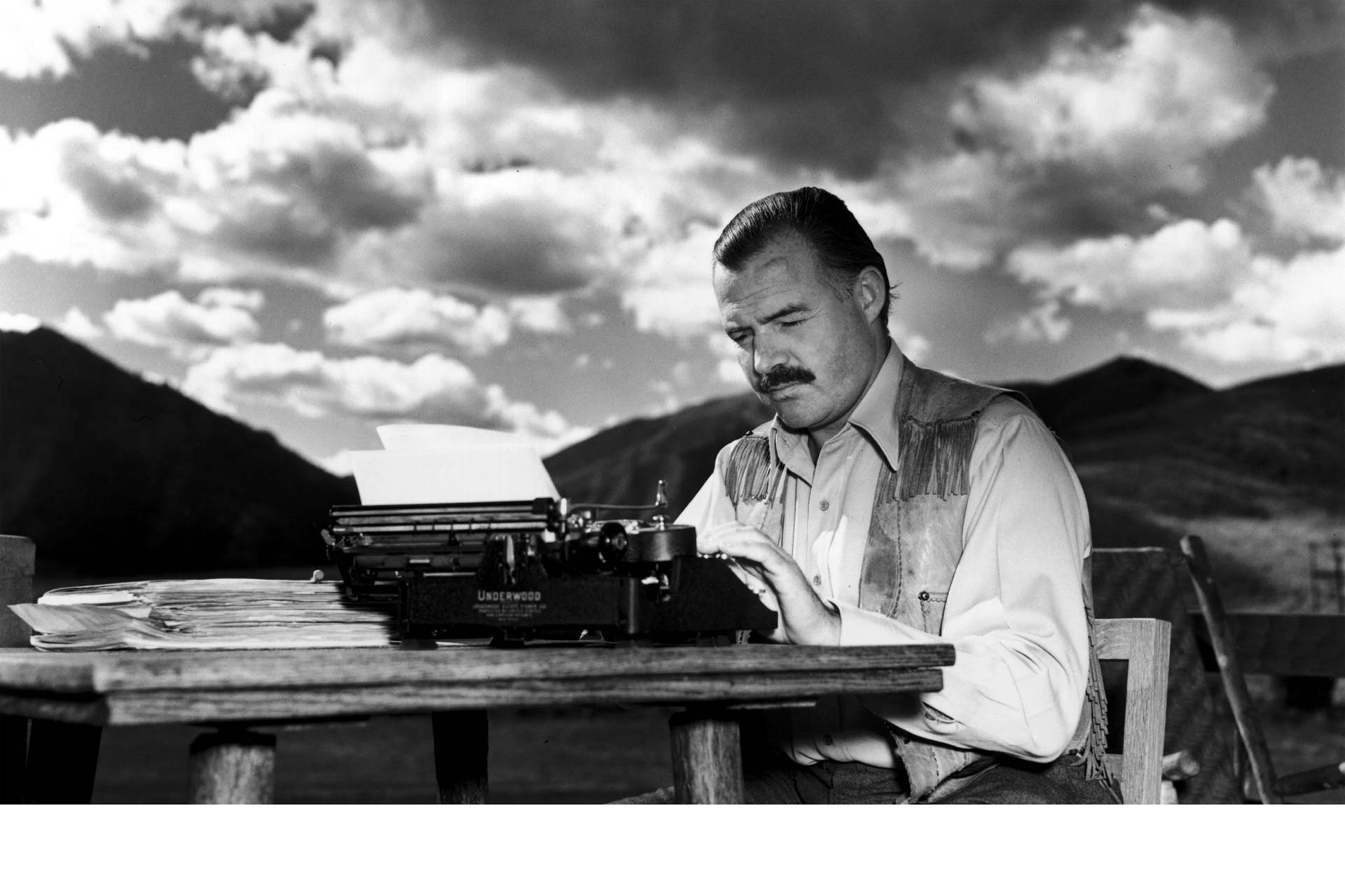 El célebre libro de Hemingway se ha convertido en bestseller tras los atentados sufridos en la capital francesa