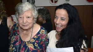 El emotivo encuentro de Clara Anahí con su abuela luego de 39 largos años.