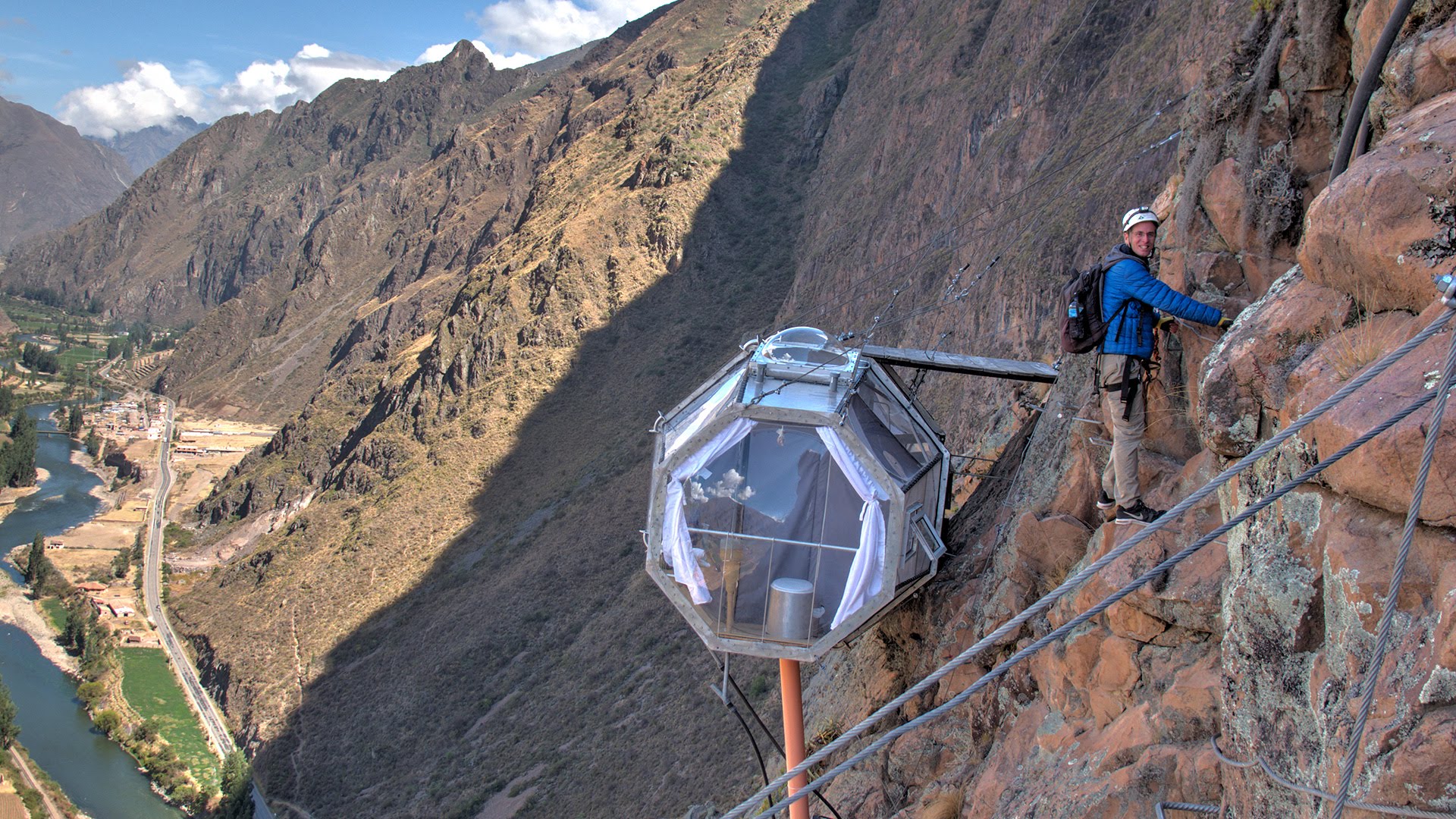 Un hotel en la ciudad de Cuzco, en Perú, ofrece a sus huéspedes pernoctar en una cápsula encallada en lo más alto de la montaña