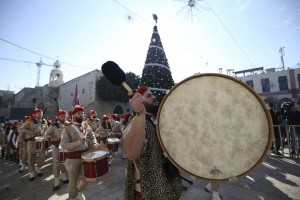 Una banda musical de palestinos participó en la procesión de Navidad que llegó hasta Belén este 24 de diciembre.