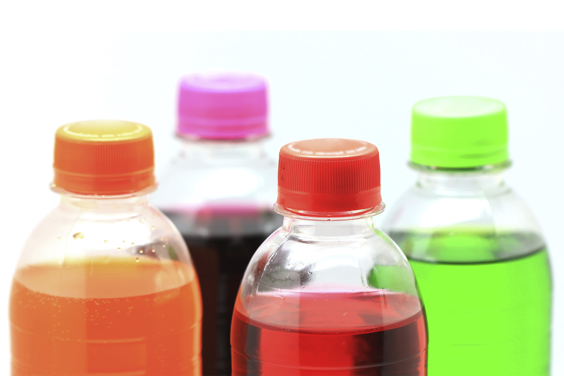 Las botellas de refresco y jugos azucarados tendrán que publicar en sus etiquetas los efectos negativos en la salud de los consumidores