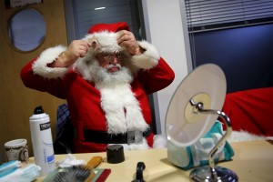 Santa se prepara para entregar miles de regalos esta noche ¡Será una noche dura, pero feliz! (REUTERS/Stefan Wermuth)