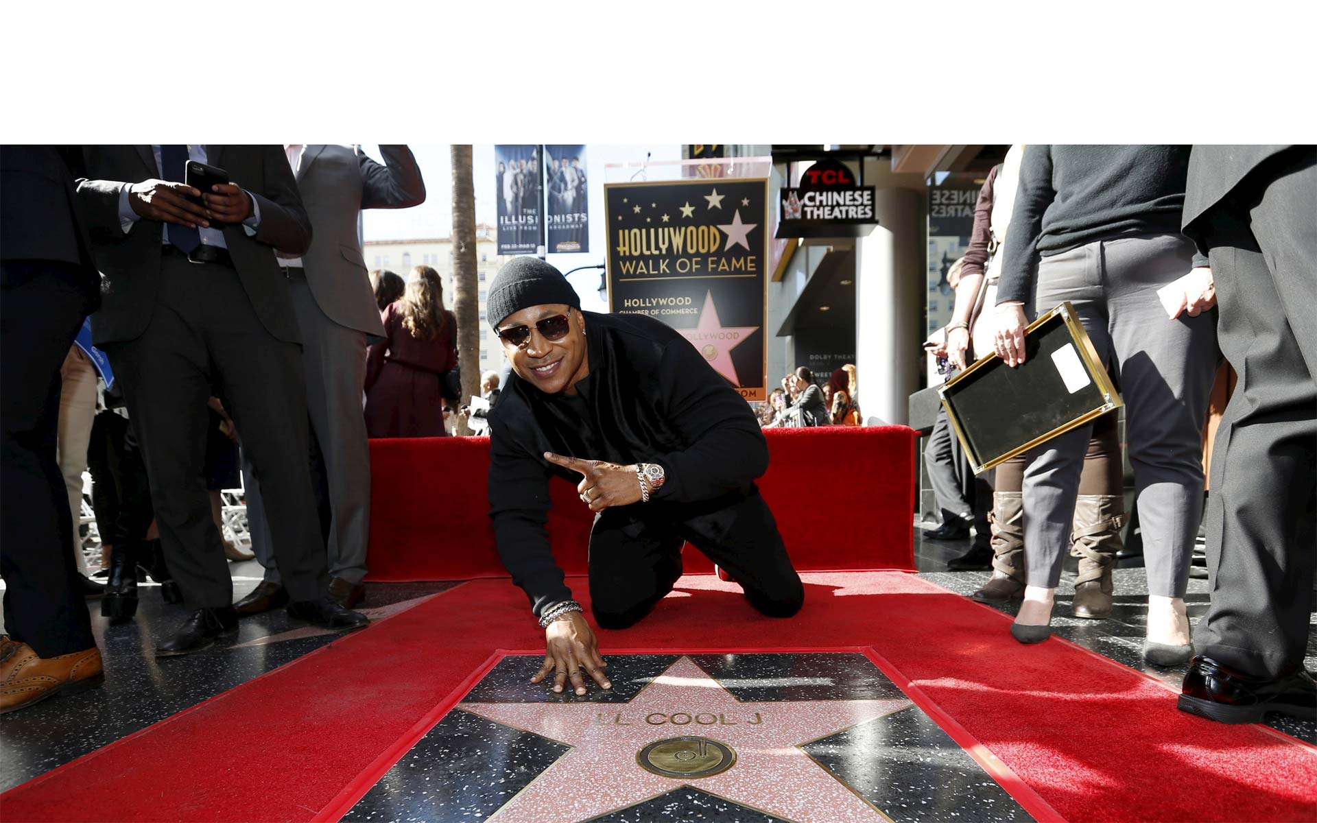 El pasillo de las estrellas de Hollywood se llenó de gente este jueves para que la actriz Queen Latifah le entregara su reconocimiento al rapero