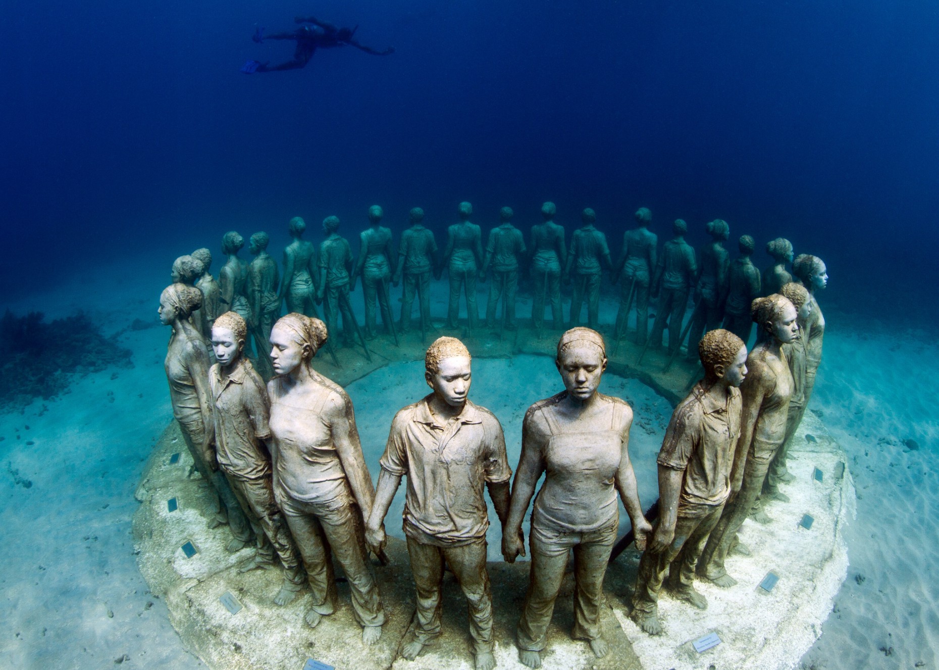 Las esculturas son del artista Jason de Caires y están sumergidas a 12 metros de profundidad