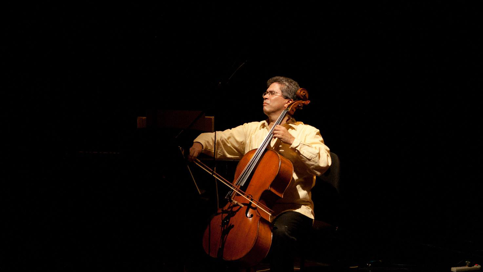 El violoncellista Germán Marcano, dará un concierto recorriendo joropos, merengues, valses y danzas venezolanas