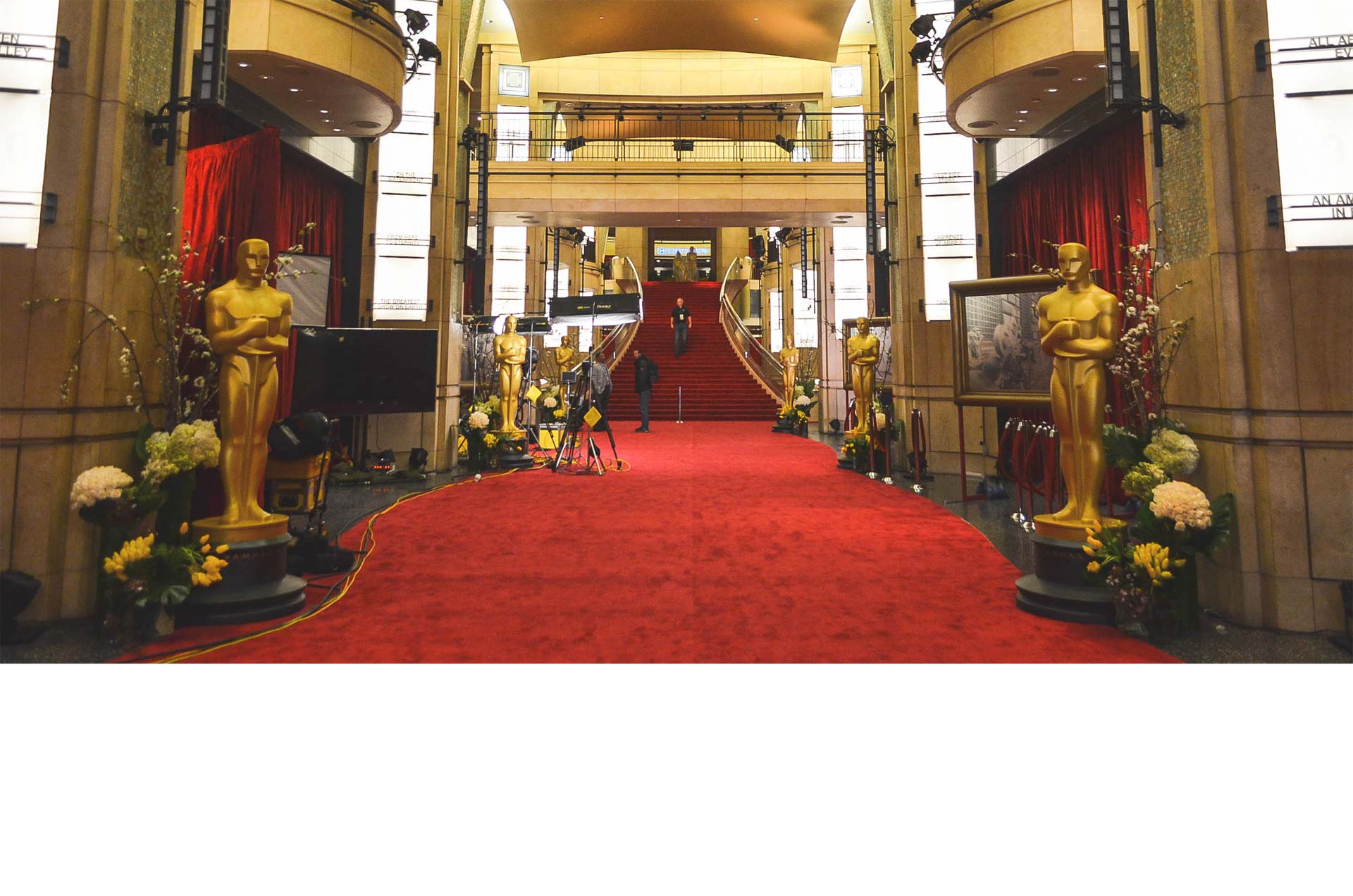 El emblemático accesorio, sinónimo de glamour, ya dice presente en el Hollywood Boulevard, de cara a la entrega de los Oscar