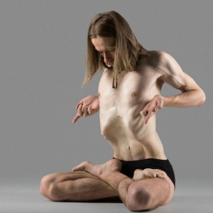 Conteniendo la respiración y utilizando posturas de yoga