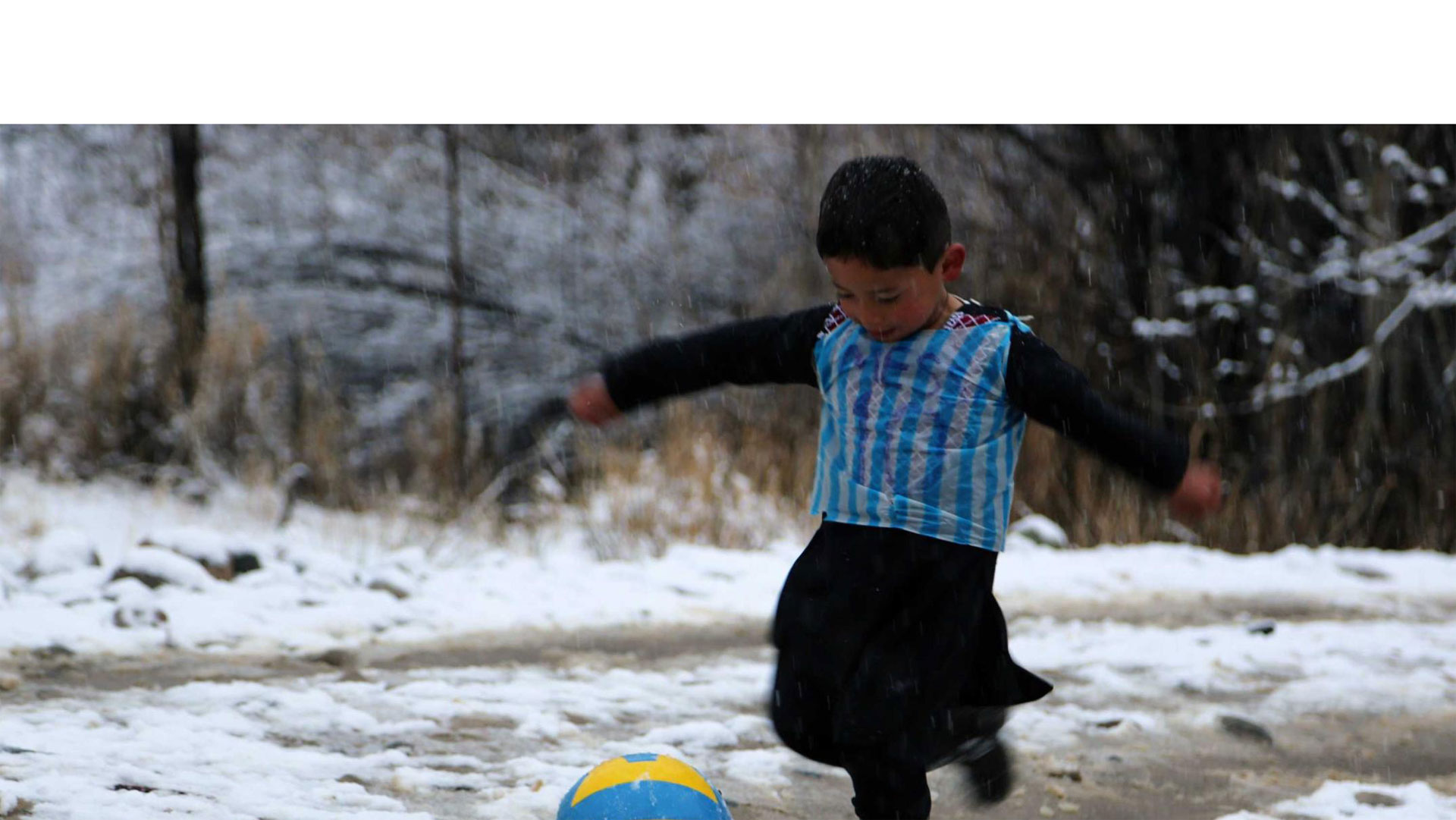 Murtaza, el pequeño afortunado, vive en Afganistán y expresó que deseaba conocer a su ídolo y poder jugar fútbol con él, hasta hizo su propia camisa