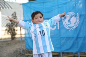Murtaza con la camisa de la selección Argentina autografiada por Messi