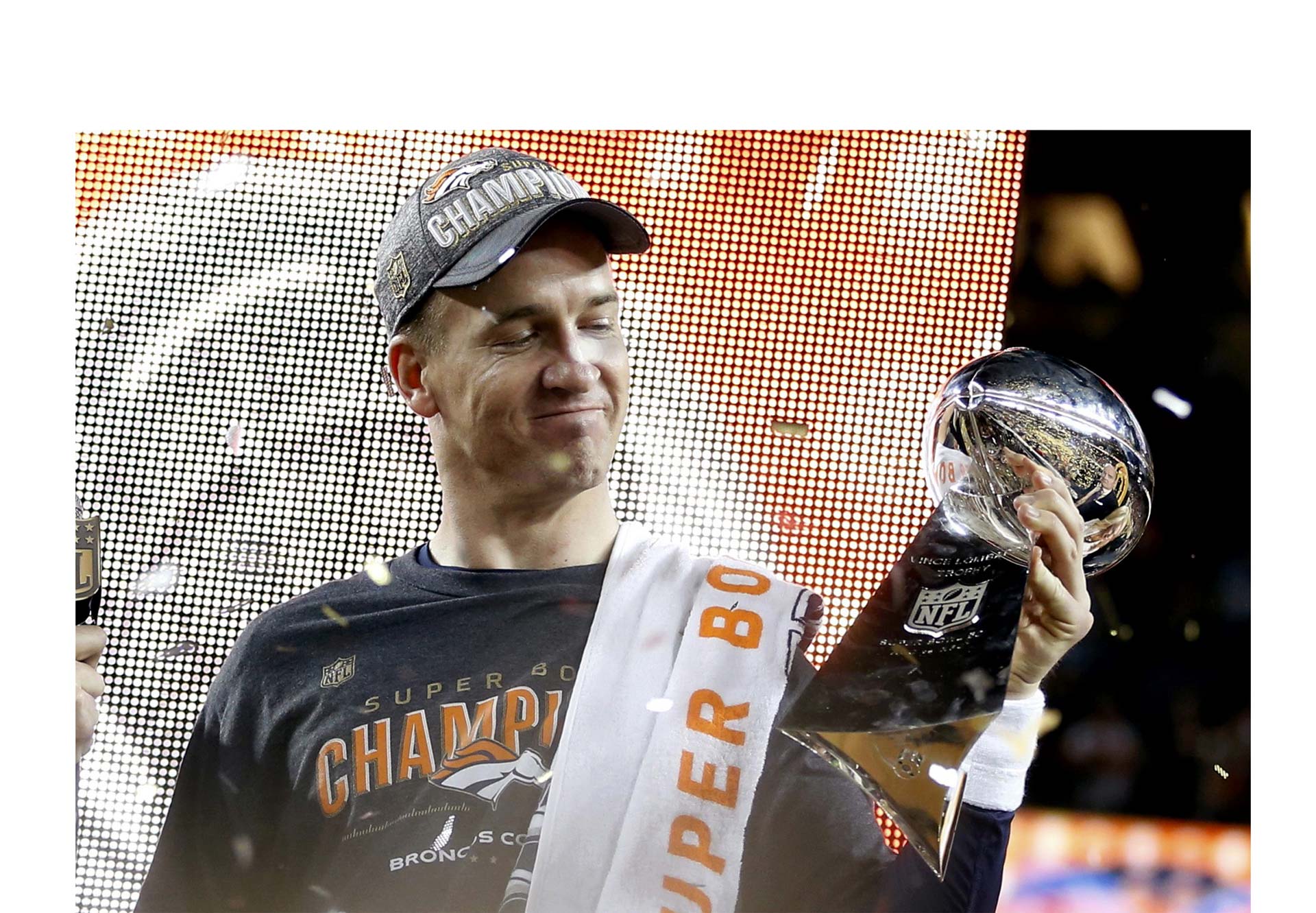 Peyton Manning se convirtió en el quarterback de más edad en alzar el trofeo