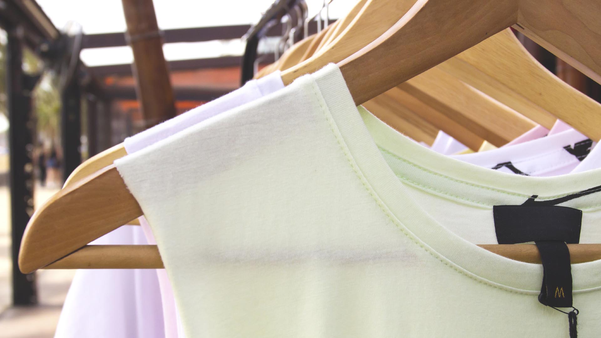 Según una reciente investigación, los millennials tienden a donar prendas a los negocios de segunda mano y buscar la forma de reutilizar la "ropa vieja"