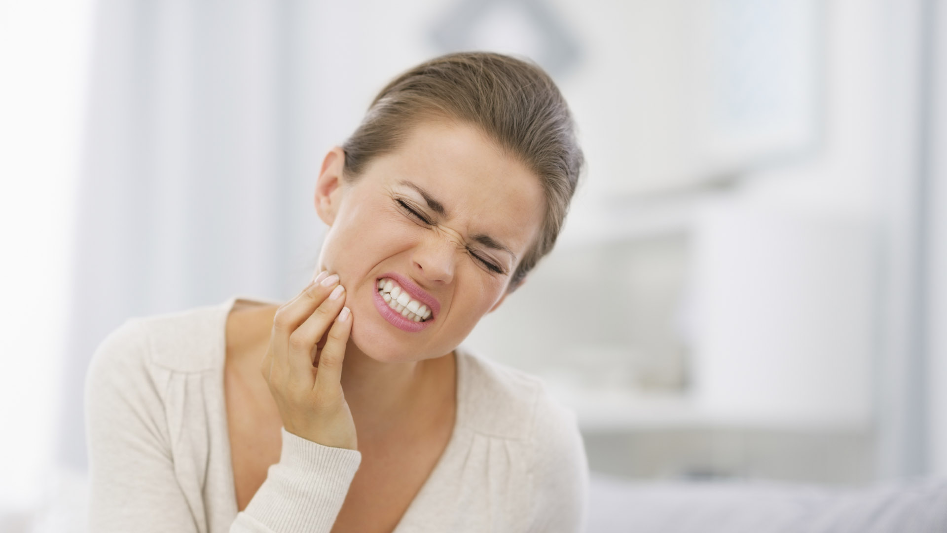 La gingivitis puede provocar irritación, enrojecimiento, inflamación e hinchazón en las encías