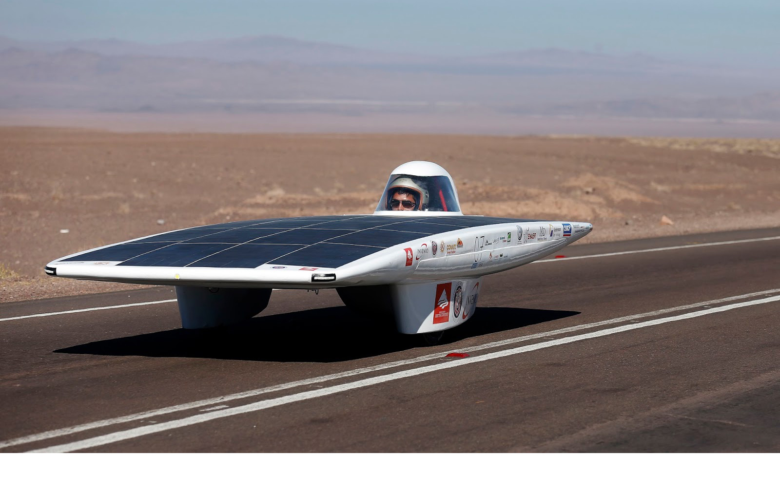 En la Carrera Solar Atacama los automóviles que recorren el desierto de Chile son movidos por energía solar