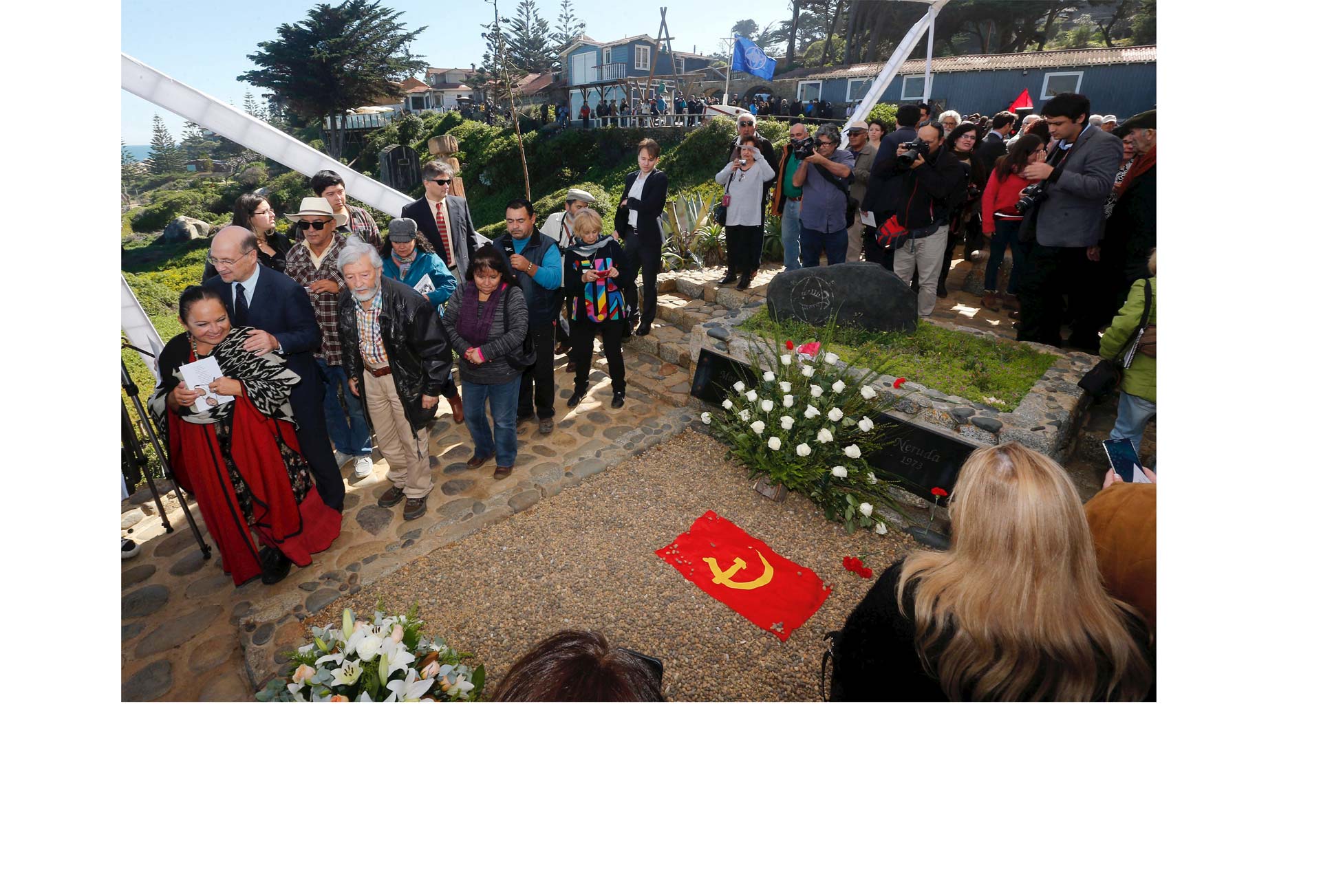 Los restos del poeta chileno fueron trasladados al patio de su casa en Isla Negra. Allí lo enterraron