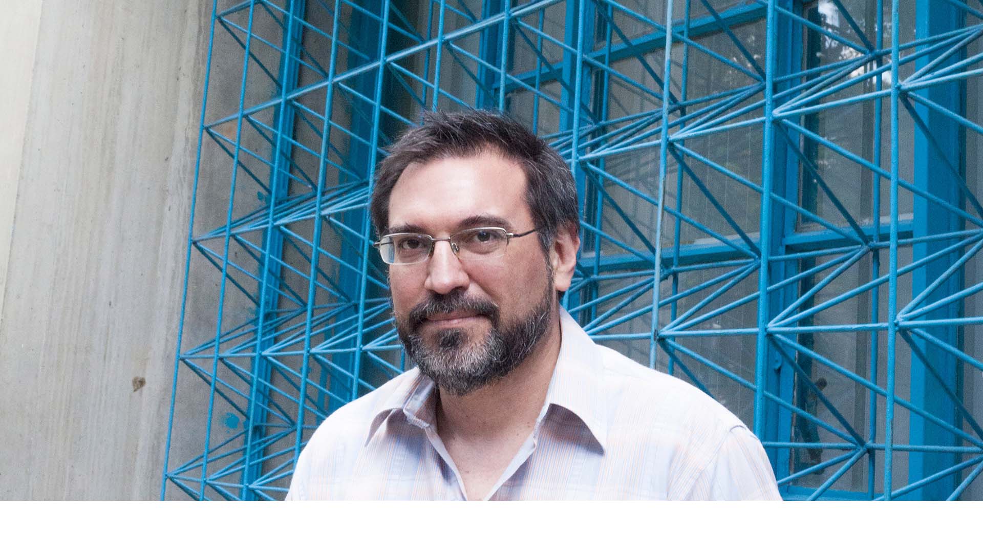 El profesor de la UCAB, Fedosy Santaella, fue reconocido por su novela “Los nombres” en la XLVII edición del Premio Internacional de la ciudad