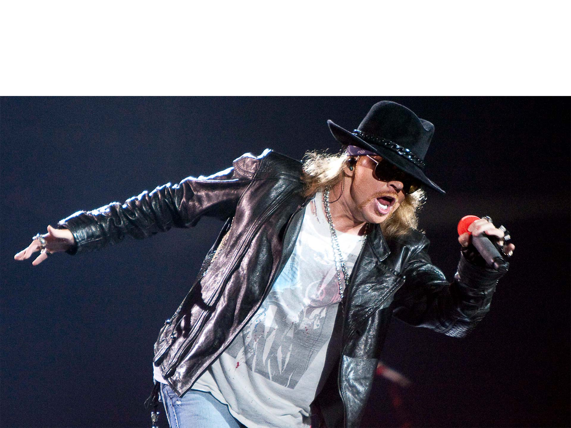 De forma exitosa, el líder de Guns N' Roses suplantó a Brian Johnson en la mítica banda de hard rock