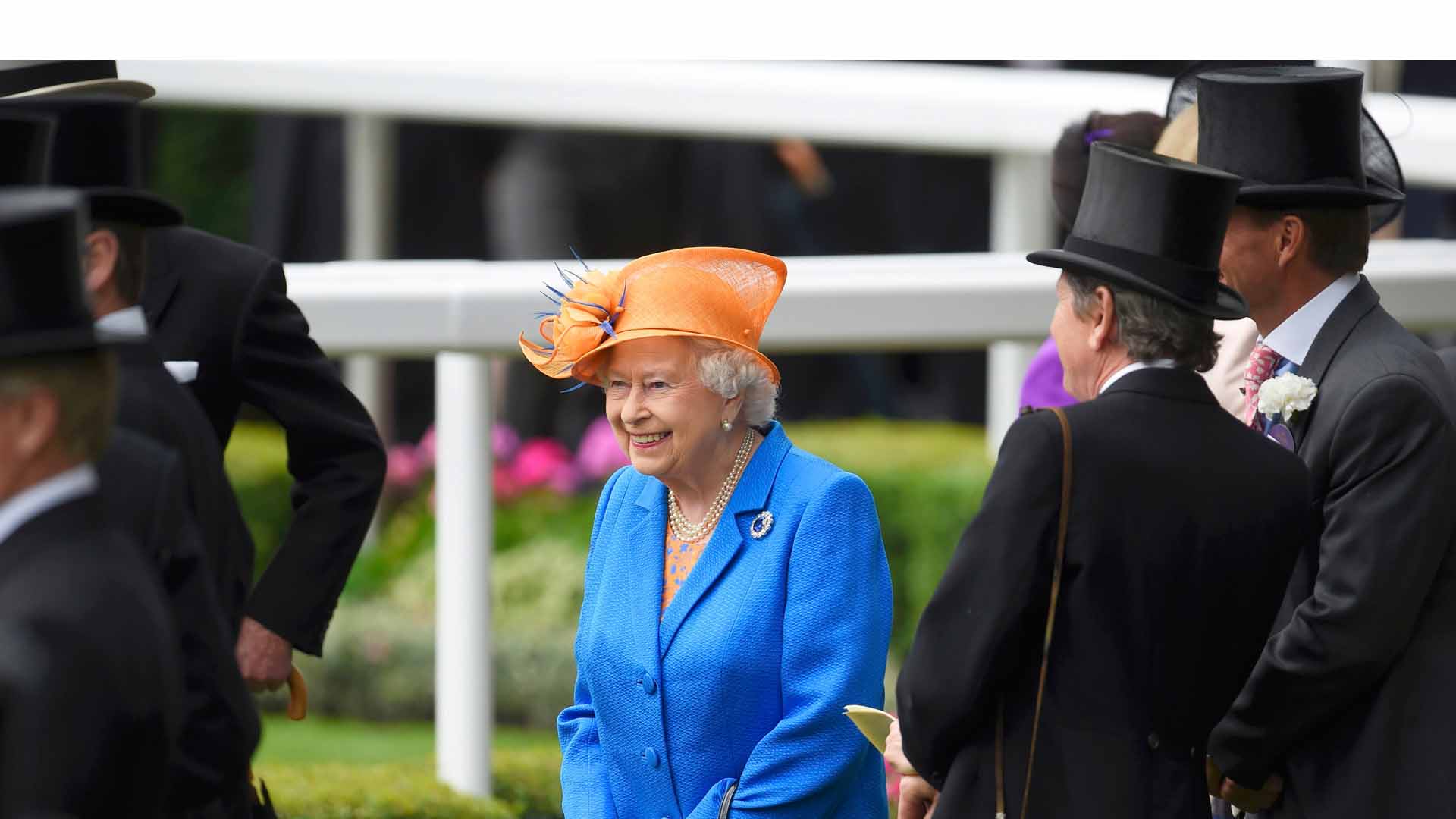 En medio de extravagantes sombreros la monarca aposto por la sencillez en un hermoso tono cítrico que contrasto con el azul de la realeza